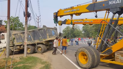 गोरखपुर में सड़क बनाते समय हुआ बड़ा हादसा, जानिए कितनों ने तोड़ा दम