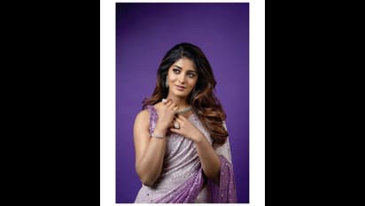 స్లీవ్ లెస్ బ్లౌజ్ లో షేక్ చేస్తున్న డస్కీ బ్యూటీ.. పరువాలకు టైట్ హగ్ ఇచ్చినట్లుగా చీరకట్టు 