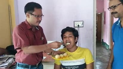 'আমি খুব খুশি', দিল খোলা হেসে, মিষ্টি মুখে টপাটপ পুরল মাধ্যমিকে নবম হওয়া বিশ্বদীপ