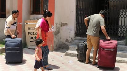 फोटो स्टोरी: कश्मीर में फिर 1990 का दौर, पलायन कर रहे कश्मीरी पंडित, पानी संकट से घिरा ये शहर