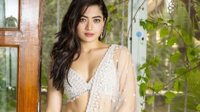 టాప్‌ అందాలతో మళ్లీ రెచ్చిపోయిన రష్మిక మందన్నా.. కొంగు పక్కకి జరిపి బ్లాస్టింగ్ పోజులు.. కుర్రాళ్లకి పండగే!