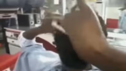 नाई से भी तेज अपने बाल खुद ही काटता है यह शख्स, वायरल हो रहा वीडियो