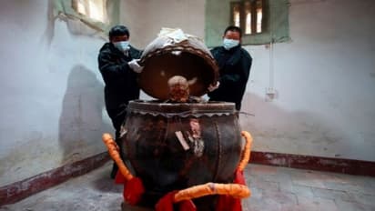 अजब-गजब: 3 साल पीते हैं जहरीली चाय, फिर खुद को बंद कर लेते हैं मकबरे में, रोज बजानी होती है घंटी, जानें क्यों