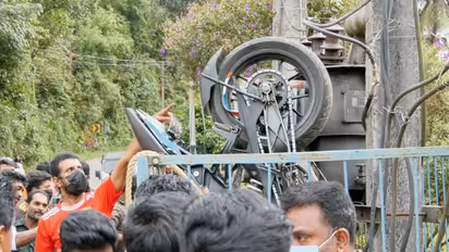 వీడియో వైరల్.. గాల్లో పల్టీలు కొడుతూ ట్రాన్స్ ఫార్మర్ కంచెలోకి దూసుకెళ్లిన బైక్..