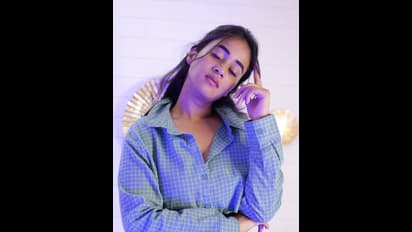 Deepthi Sunaina: ఏమన్నా అందమా, షర్ట్ విప్పేసి దీప్తి సునైనా చిందులు.. హాట్ బాంబ్ లా గ్లామర్ విస్ఫోటనం 