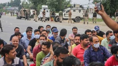 ഭീകരാക്രമണം; കശ്മീരിൽ പ്രതിഷേധം ശക്തം, സ്ഥലംമാറ്റം ആവശ്യപ്പെട്ട് സര്‍ക്കാര്‍ ജീവനക്കാരായ കശ്മീരി പണ്ഡിറ്റുകൾ
