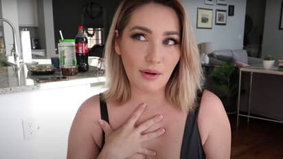 സ്തനങ്ങളിലെ വിയര്‍പ്പ് ആരാധകര്‍ക്ക് വിറ്റ് ലക്ഷങ്ങള്‍ നേടുന്ന താരം