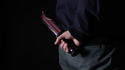 Hyderabad Crime: అమ్మాయి కోసం ఇద్దరబ్బాయిల గొడవ... కత్తితో దాడిచేసి హత్యాయత్నం