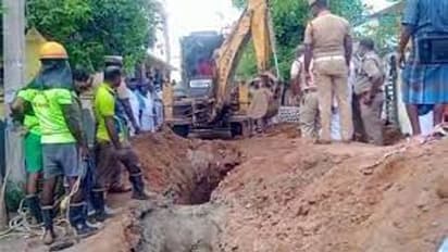 కాపాడబోయి ప్రాణం తీశారు.. సజీవ సమాధి అయిన కార్మికుడిని జేసీబీతో రక్షించబోయి తల నరికారు..!