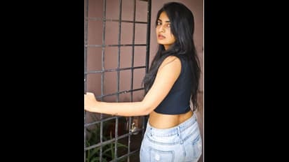 ఇక మా వల్ల కాదు, ఆ మాత్రం దానికి బట్టలు ఎందుకో.. వకీల్ సాబ్ బ్యూటీ డ్రెస్ పై పేలుతున్న సెటైర్లు 