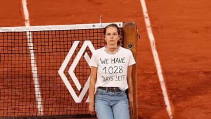French Open: ഫ്രഞ്ച് ഓപ്പണ് പുരുഷ സെമിക്കിടെ കോര്ട്ടിലിറങ്ങി പരിസ്ഥിതി പ്രവര്ത്തകയുടെ വേറിട്ട പ്രതിഷേധം