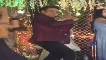 शादी में स्टेज पर दूल्हे ने मेहमानों के साथ किया ऐसा डांस, यूजर बोले- काश! मुझे भी ऐसा ही दूल्हा मिलता 