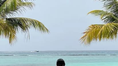  ಕಪ್ಪು ಈಜುಡುಗೆಯಲ್ಲಿ Karisma Kapoor; ನಟಿಯ ಪರ್ಫೇಕ್ಟ್‌ ಬೀಚ್‌ ಬಾಡಿ ಫೋಟೋ ವೈರಲ್‌