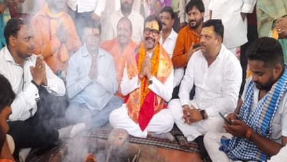 लोकसभा उपचुनाव आजमगढ़: शिव मंदिर में हाजिरी लगाने पहुंचे निरहुआ ने अखिलेश यादव पर कसा तंज