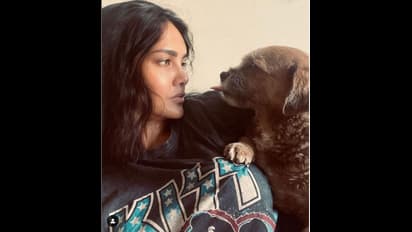 నిండుగా చీర కట్టినా కొంగు జారిపోతోంది.. కొంప కొల్లేరేగా, పరువాలకి కుర్రాళ్ళ హార్ట్స్ బ్రేక్ అయిపోతాయ్