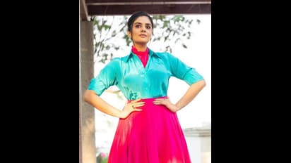 ట్రెండీ వేర్ లో ఆకట్టుకుంటున్న యాంకర్ శ్రీముఖి.. ఈ సారి రాములమ్మ స్టైల్ అదిరిపోందిగా..