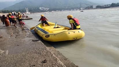 ऋषिकेश: पिता के हाथों से फिसलकर पांच वर्षीय बालिका गंगा में बही, नहीं चल सका पता