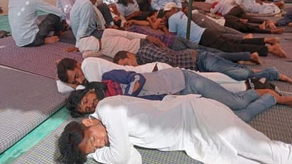 राजस्थान में किसान भीषण गर्मी में दे रहे धरना, ट्रैक्टर-ट्रॉली में बन रहा खाना...यहीं खाते और यहीं सो जाते