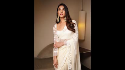 అబ్బబ్బ ఏం అందం, కుర్రకారుకు వెర్రెక్కిస్తోంది సోనాల్ చౌహాన్, సోకుల సునామీతో ముంచెత్తుతోంది