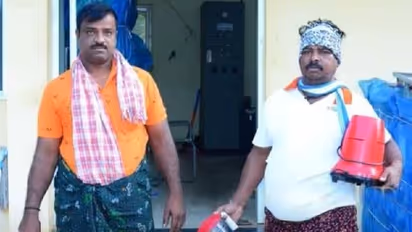 വൈദ്യുതി കിട്ടിയില്ല, കറിക്കരയ്ക്കാനും മൊബൈൽ ചാർജ് ചെയ്യാനും നേരെ ഇലക്ട്രിസിറ്റി ഓഫീസിലേക്ക്