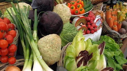 വയസ് 102, ഇപ്പോഴും പച്ചക്കറി വിറ്റ് ഉപജീവനം നടത്തി ലക്ഷ്മി, അമ്മ ഒരു ഉരുക്കുവനിതയാണ് എന്ന് മകൻ