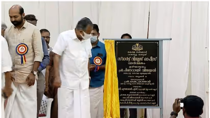 സെക്രട്ടറിയറ്റ് അടക്കമുള്ള സർക്കാർ ഓഫീസുകളിൽ ഫയലുകൾ കെട്ടിക്കിടക്കുന്നതായി മുഖ്യമന്ത്രി.ഇത് ഉടൻ പരിഹരിക്കണം