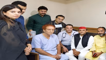 जानिए कौन हैं एकता कौशिक? अखिलेश और आजम के साथ फोटो में दिखते ही चर्चाओं में छाईं