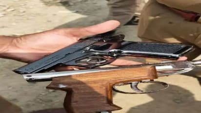 இந்து முன்னனி நிர்வாகி வீட்டில் 2 கை துப்பாக்கிகள் பறிமுதல்..! கோவையில் பரபரப்பு