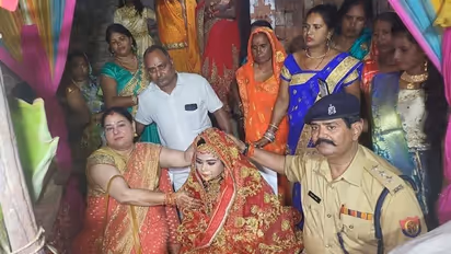 चंदौली में डीएसपी ने पिता बनकर कराई बेटी की शादी, उठाया खर्च और निभाई सारी रस्में