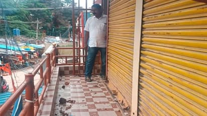 కుప్పంలో టీడీపీ నేత ఇంటిపై మద్యం బాటిళ్లు, రాళ్లతో దాడి.. వైసీపీ కార్యకర్తల పనే..