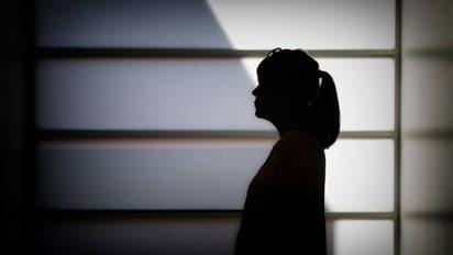 பெண் போலீசை "வரியா" என அழைத்து ஆபாச சைகை.. நம்ம 'தல ' க்கி எவ்ளோ தில்லு பாத்தீங்களா..!!   