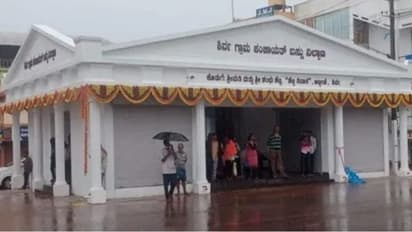 ತಂದೆ ತಾಯಿ ಮೇಲಿನ ಪ್ರೀತಿಗಾಗಿ ಜನರಿಗೆ ಹೈಟೆಕ್ ಬಸ್ ನಿಲ್ದಾಣ ನಿರ್ಮಿಸಿ ಕೊಟ್ಟ ಮಕ್ಕಳು