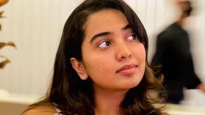 ఒరిజినల్‌ అందాలను క్లోజ్‌గా చూపిస్తూ పిచ్చెక్కిస్తున్న శివాత్మిక రాజశేఖర్‌.. కొంటె చూపులు కిర్రాక్‌..