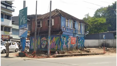 ഒടുവില് ഓര്മ്മയാകുന്നു; സുല്ത്താന് ബത്തേരി നഗരഹൃദയത്തിലെ ആ 'മരക്കെട്ടിടം'