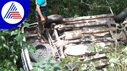 Charmadi Ghatನಲ್ಲಿ 20 ಅಡಿ ಕಂದಕಕ್ಕೆ ಬಿದ್ದ ಇನೋವಾ ಕಾರು, 5 ಮಂದಿ ಪಾರು