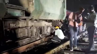 పట్టాలు తప్పిన ప్యాసింజర్ రైలు.. పశ్చిమ బెంగాల్ లో ఘటన