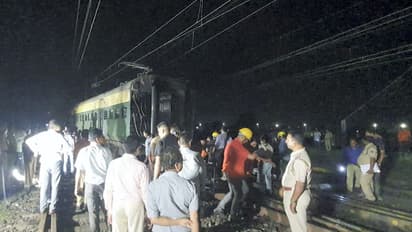 आसनसोल स्टेशन के पास ट्रेन डिरेल, दो राजधानी एक्सप्रेस को रोकना पड़ा, करीब 40 यात्री थे बोगी में