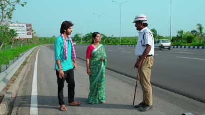 Janaki Kalaganaledu: రామచంద్రను నడిరోడ్డుపై పట్టుకున్న పోలీస్..అతనికి చమటలు పట్టించి పరుగులు పెట్టించిన జానకి!