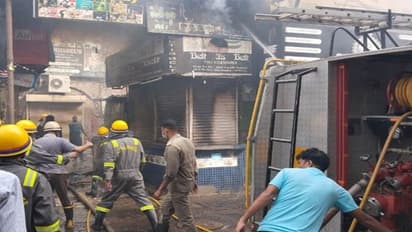 लखनऊ के हजरतगंज इलाके में लगी भीषण आग, देखते ही देखते धूं-धूं कर के जलने लगी कई दुकानें