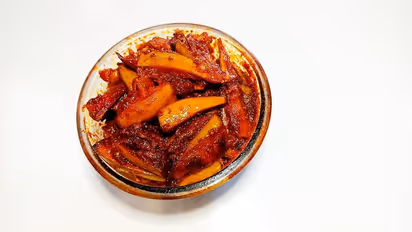 Mango Pickle Recipe : എണ്ണ മാങ്ങ അച്ചാർ ഇങ്ങനെ തയ്യാറാക്കൂ