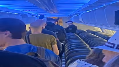 3 घंटे तक रन-वे पर खड़ा रहा विमान, यात्रियों को उतारने के लिए कर्मचारी नहीं आए तो बुलानी पड़ी पुलिस