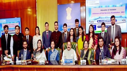 तस्वीरें बोलती हैं- IAS टॉप स्कोरर्स की सेल्फी, शिमला के जंगल में आग, कश्मीरी पंडितोंं ने किए मां के दर्शन 