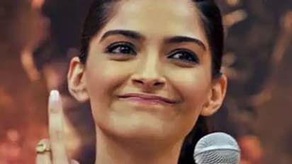 मिडिल फिंगर दिखाने से लेकर ऐश्वर्या राय को आंटी बोलने तक, सोनम कपूर से जुड़े हैं ये 5 बड़े विवाद