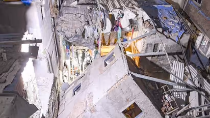 मुंबई में दर्दनाक हादसा : एक झटके में गिरी 3 मंजिला बिल्डिंग, एक की मौत, 22 घायल, देखिए भयावह मंजर की तस्वीरें