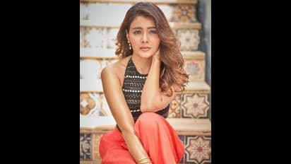 క్యూట్ లుక్ తో కుర్రాళ్ల గుండెల్లో అలజడి సృష్టిస్తున్న షాలినీ పాండే..  చూపులతో మైమరిపిస్తున్న గ్లామర్ బ్యూటీ..