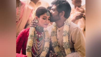 ஐந்து புரோகிதர்கள் மந்திரம் ஓத.. இந்து முறைப்படி நயன்தாரா கழுத்தில் தாலி கட்டிய விக்னேஷ் சிவன்.