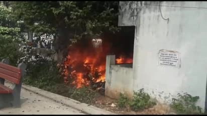 திடீரென பற்றி எரிந்த இருசக்கர வாகனங்கள்... குரோம்பேட்டை ரயில் நிலையத்தில் பரபரப்பு!!