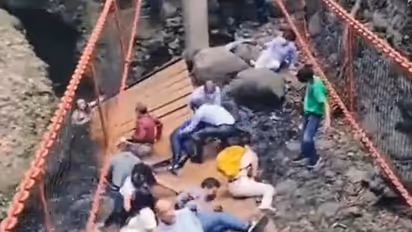 ഉദ്ഘാടന ദിവസം തൂക്കുപാലം തകര്‍ന്നുവീണു,  താഴെ പാറയും അരുവിയും, മേയറുടെ ഭാര്യയടക്കം 20 പേര്‍ അപകടത്തിൽ