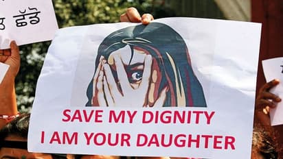 কলকাতা স্টেশনের কাছে ধর্ষণের শিকার বাউল শিল্পী! গলায় ব্লেড ঠেকিয়ে পাশবিক অত্যাচার