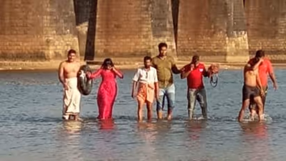 ഓടുന്ന ട്രെയിനിൽ നിന്ന് പെൺകുട്ടി പുഴയിലേക്ക് ചാടി, സമീപവാസികൾ രക്ഷപ്പെടുത്തി